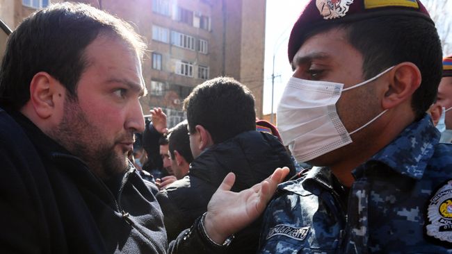 Сторонники оппозиции и сотрудники полиции возле здания администрации президента Армении в Ереване