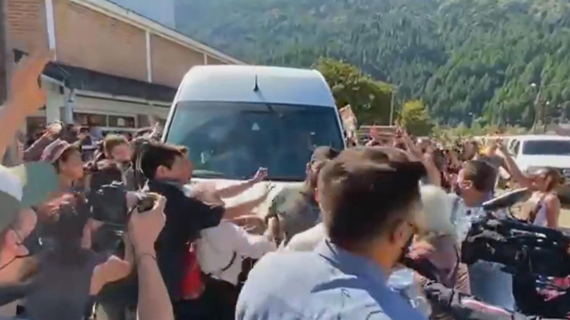 Скриншот видео, где протестующие блокируют проезд микроавтобуса, в котором находится президент Аргентины Альберто Фернандес Скриншот видео, где протестующие блокируют проезд микроавтобуса, в котором находится президент Аргентины Альберто Фернандес - РИА Новости, 1920, 13.03.2021