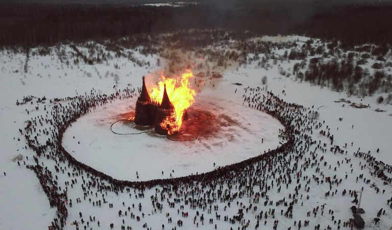 Сожжение арт-объекта художника Николая Полисского на праздновании Масленицы в арт-парке Никола-Ленивец Калужской области Сожжение арт-объекта художника Николая Полисского на праздновании Масленицы в арт-парке Никола-Ленивец Калужской области