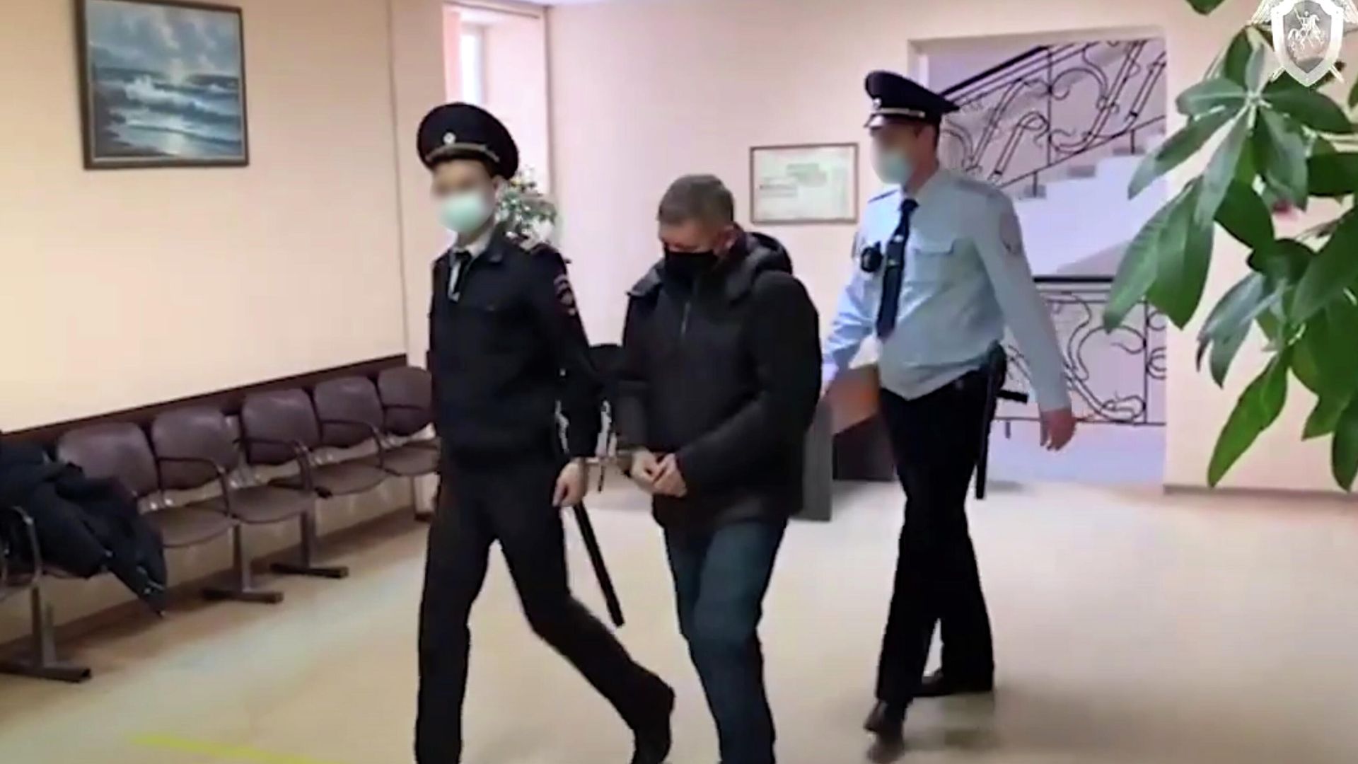 Председатель правительства Ставропольского края Александр Золотарев в здании суда. Кадр видео Председатель правительства Ставропольского края Александр Золотарев в здании суда. Кадр видео - РИА Новости, 1920, 14.03.2021