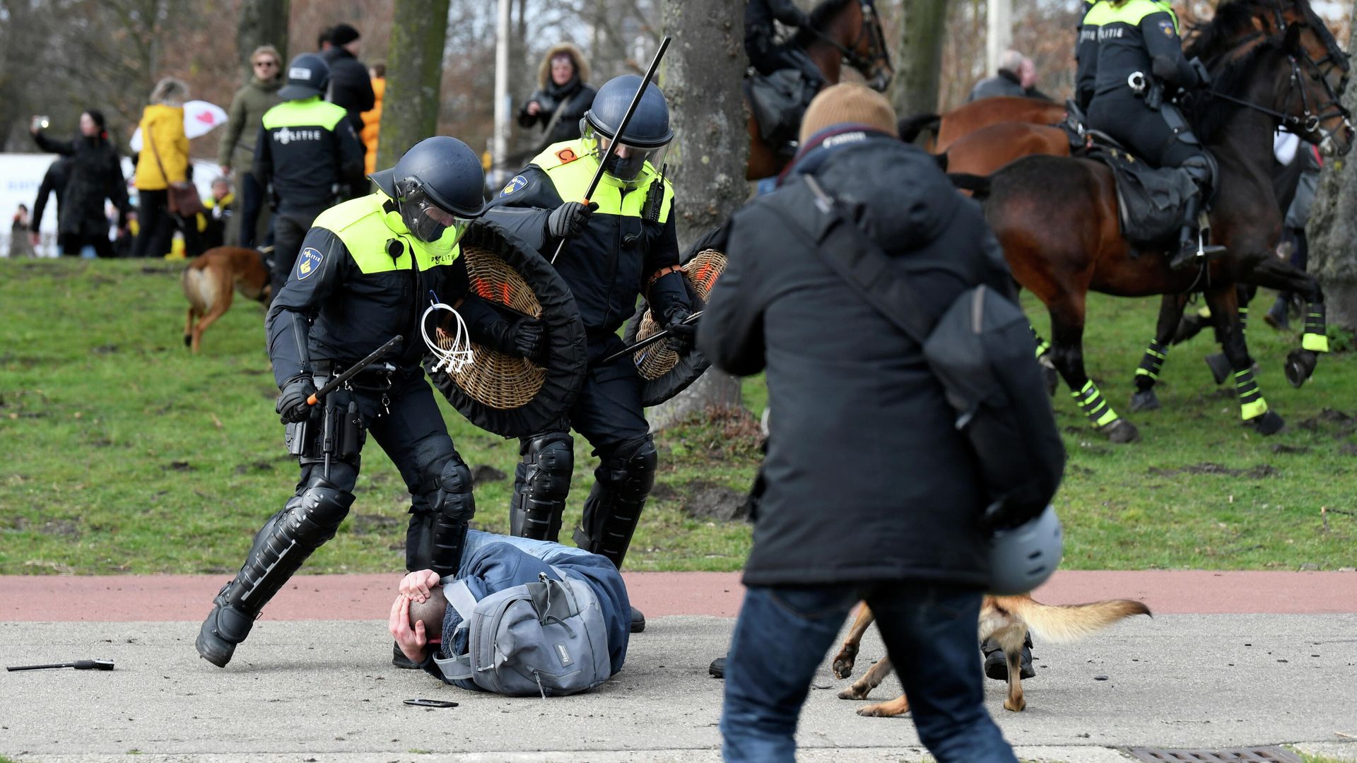 Полиция во время акции протеста против ограничений коронавирусной болезни в Гааге Полиция во время акции протеста против ограничений коронавирусной болезни в Гааге - РИА Новости, 1920, 14.03.2021