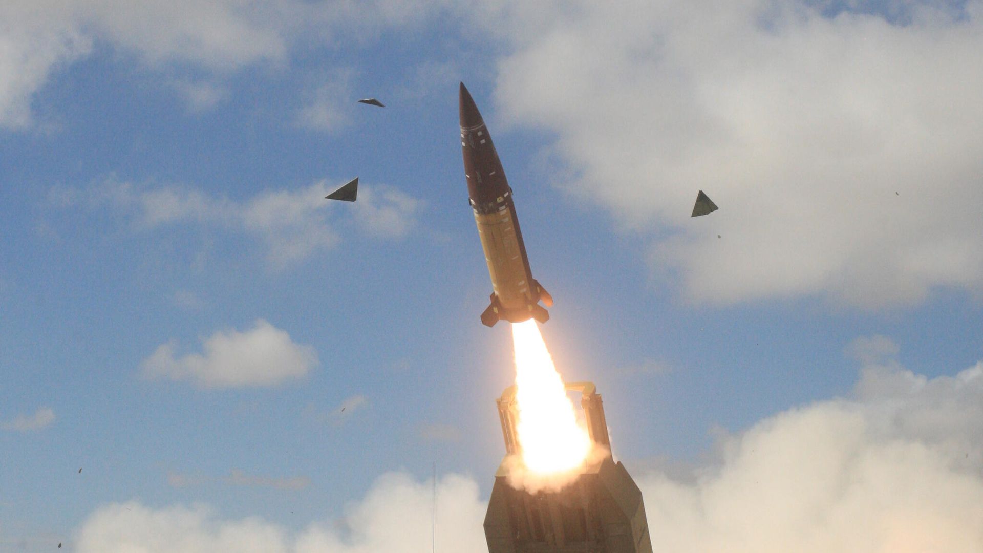 Американская высокомобильная ракетно-артиллерийская система оперативно-тактического назначения HIMARS Американская высокомобильная ракетно-артиллерийская система оперативно-тактического назначения HIMARS - РИА Новости, 1920, 16.12.2022