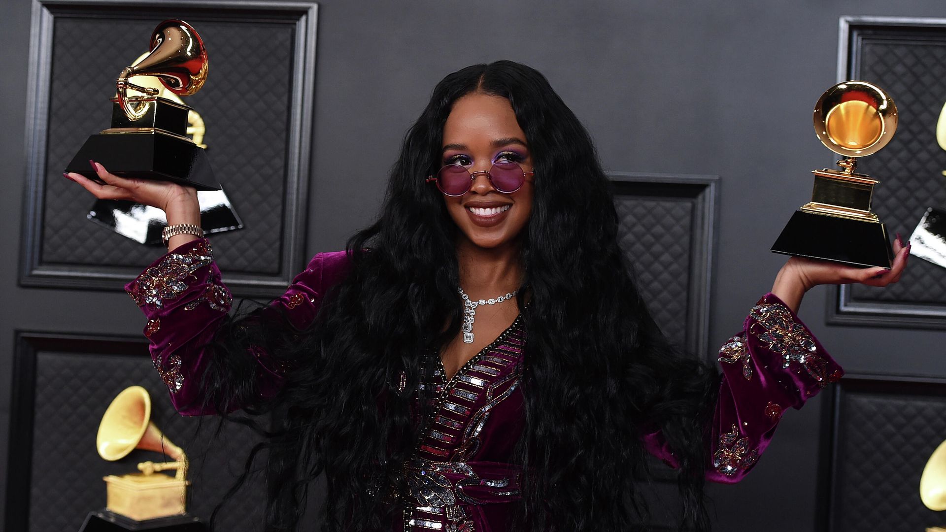 H.E.R. с наградой за песню года I Can't Breathe и лучшей R&B песней на 63-й ежегодной церемонии вручения премии Грэмми H.E.R. с наградой за песню года I Can't Breathe и лучшей R&B песней на 63-й ежегодной церемонии вручения премии Грэмми - РИА Новости, 1920, 15.03.2021