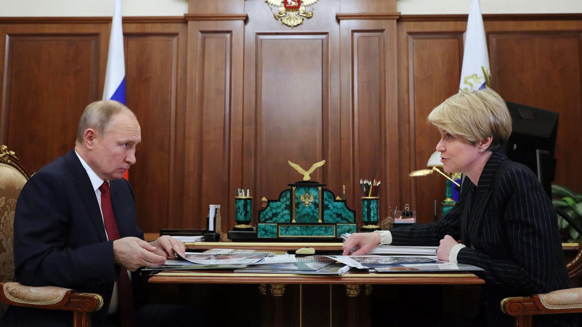 Президент РФ Владимир Путин и руководитель образовательного фонда Талант и успех Елена Шмелева во время встречи Президент РФ Владимир Путин и руководитель образовательного фонда Талант и успех Елена Шмелева во время встречи - РИА Новости, 1920, 15.03.2021