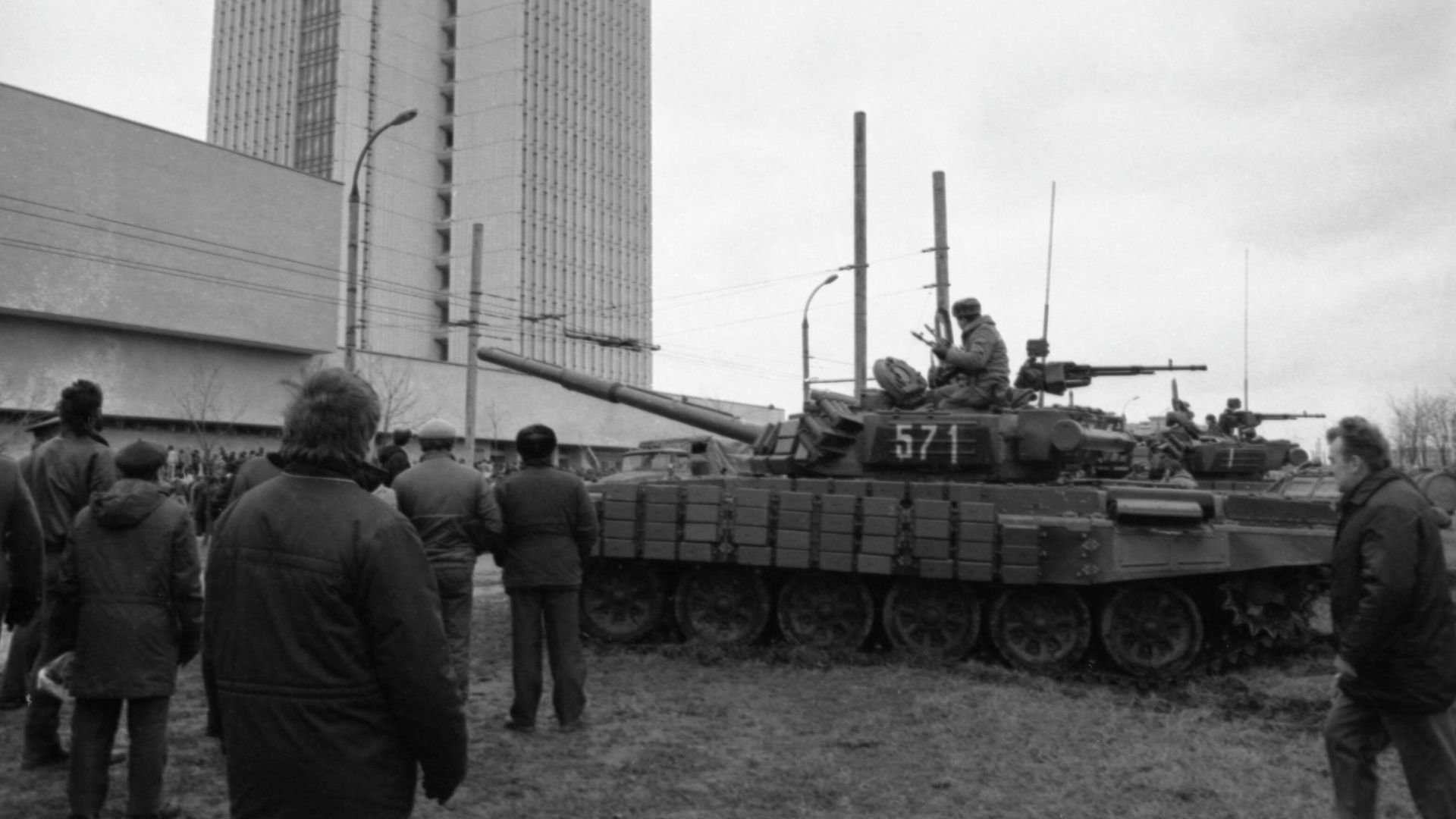 События в Вильнюсе 11 - 13 января 1991 года. Десантники у Дома печати События в Вильнюсе 11 - 13 января 1991 года. Десантники у Дома печати - РИА Новости, 1920, 16.03.2021