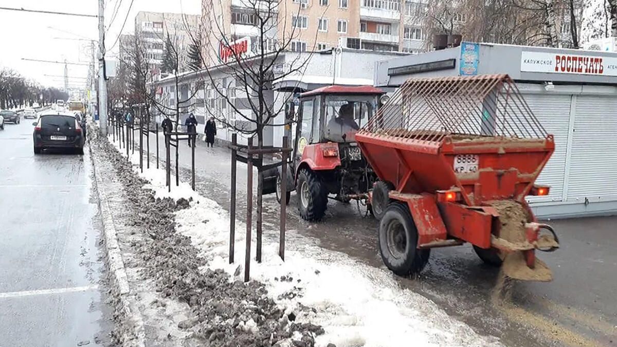 Сотрудники коммунальных служб посыпают песком тротуар в Калуге - РИА Новости, 1920, 31.10.2022