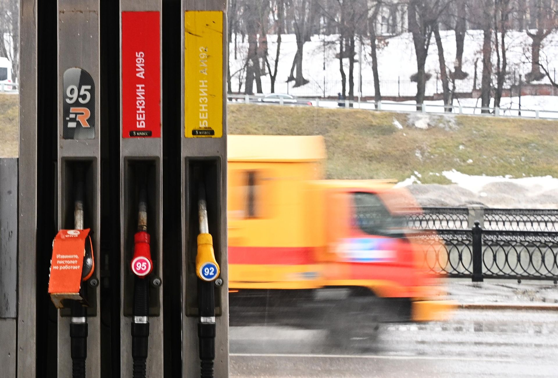 Топливные пистолеты на одной из АЗС сети ЕКА в Москве Топливные пистолеты на одной из АЗС сети ЕКА в Москве - РИА Новости, 1920, 19.03.2021