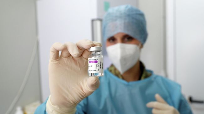 Медицинский работник с вакциной от коронавируса Oxford-AstraZeneca в центре массовой вакцинации на территории военного городка Чеккиньола в Риме