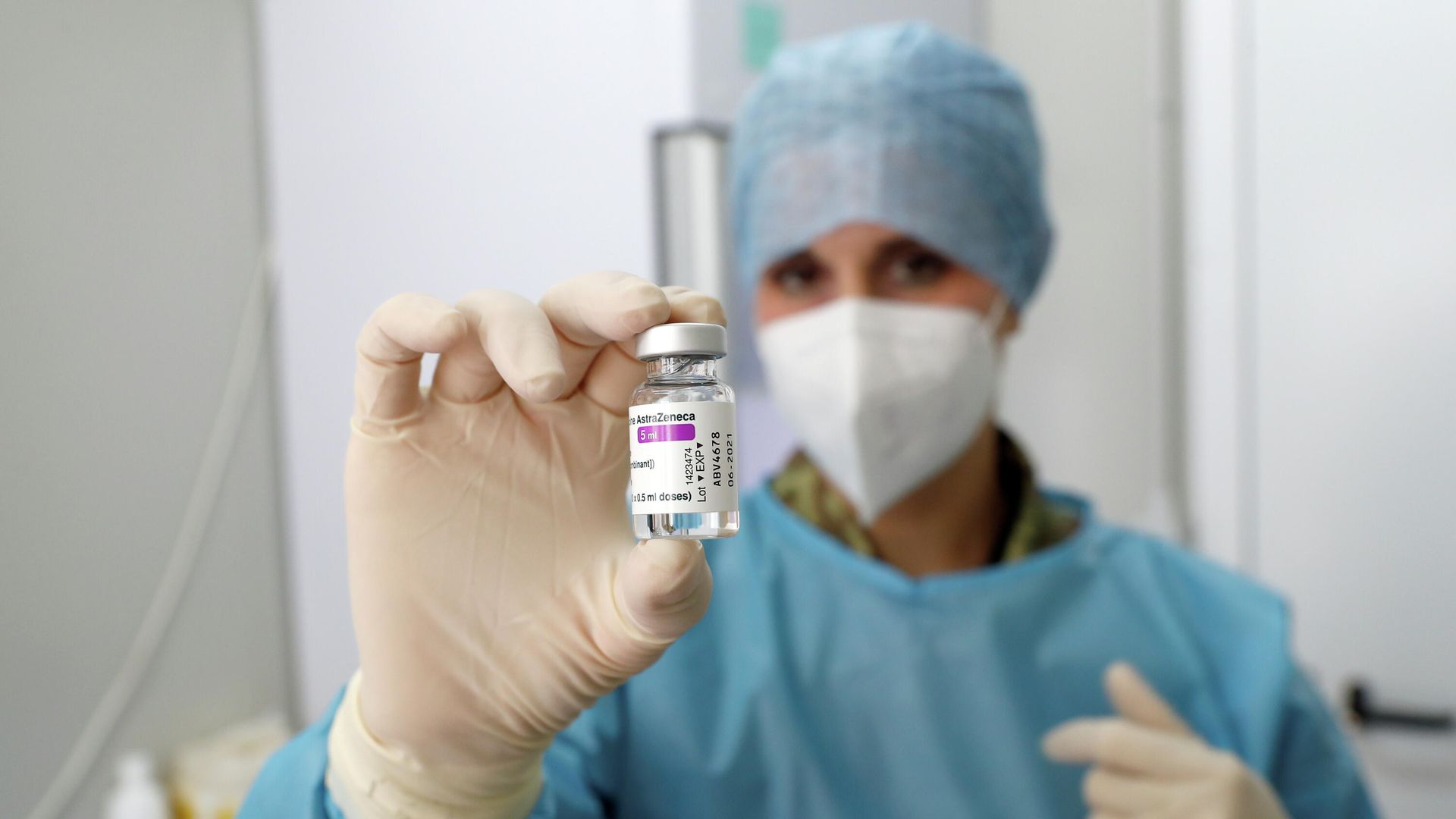 Медицинский работник с вакциной от коронавируса Oxford-AstraZeneca в центре массовой вакцинации на территории военного городка Чеккиньола в Риме - РИА Новости, 1920, 16.03.2021