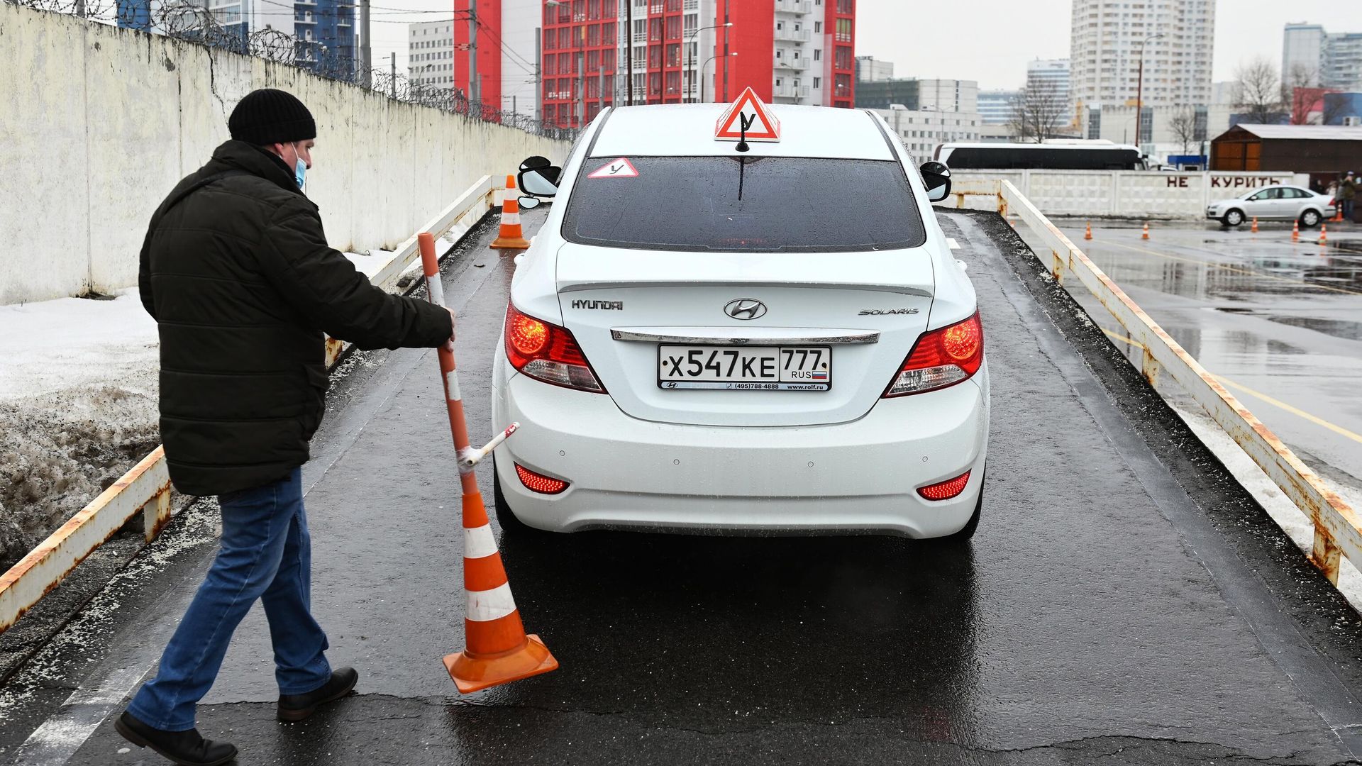 Сдача экзаменов и получение водительского удостоверения в ГИБДД Сдача экзаменов и получение водительского удостоверения в ГИБДД - РИА Новости, 1920, 22.12.2023