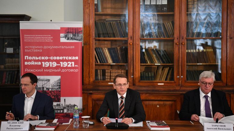 Председатель РВИО Владимир Мединский, председатель Российского исторического общества Сергей Нарышкин директор МГИМО Анатолий Торкунов на заседании круглого стола, посвященного вооруженному противостоянию и дипломатическому урегулированию конфликта Советской России и Польши Председатель РВИО Владимир Мединский, председатель Российского исторического общества Сергей Нарышкин директор МГИМО Анатолий Торкунов на заседании круглого стола, посвященного вооруженному противостоянию и дипломатическому урегулированию конфликта Советской России и Польши