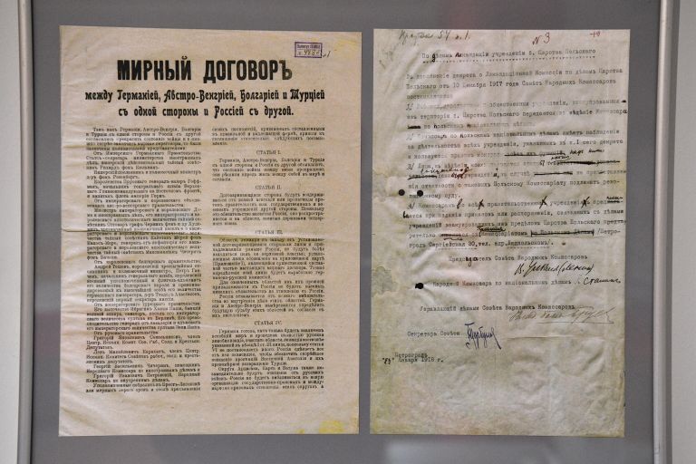 Мирный договор между Германией, Австро-Венгрией, Болгарией и Турцией с одной стороны и Россией с другой стороны, заключенный в Брест-Литовске (3 марта 1918 г.), представлен в экспозиции выставки Польско-советская война 1919-1921 гг. Рижский мирный договор в Выставочном зале федеральных архивов в Москве Мирный договор между Германией, Австро-Венгрией, Болгарией и Турцией с одной стороны и Россией с другой стороны, заключенный в Брест-Литовске (3 марта 1918 г.), представлен в экспозиции выставки Польско-советская война 1919-1921 гг. Рижский мирный договор в Выставочном зале федеральных архивов в Москве
