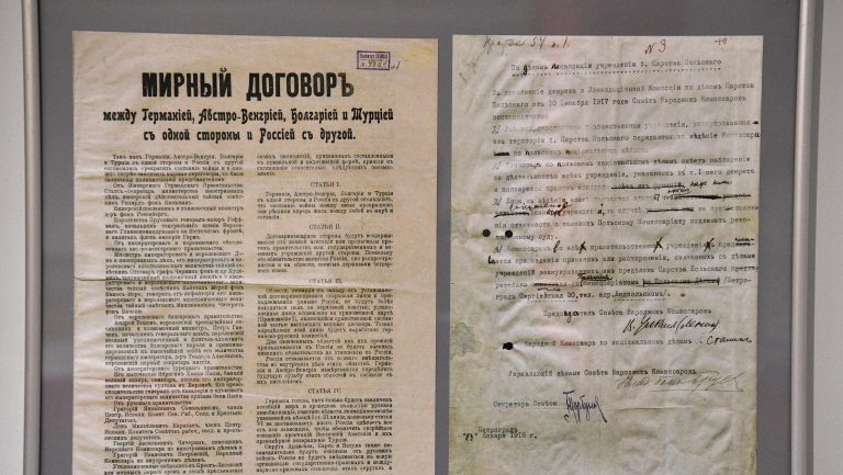 Мирный договор между Германией, Австро-Венгрией, Болгарией и Турцией с одной стороны и Россией с другой стороны, заключенный в Брест-Литовске (3 марта 1918 г.), представлен в экспозиции выставки Польско-советская война 1919-1921 гг. Рижский мирный договор в Выставочном зале федеральных архивов в Москве Мирный договор между Германией, Австро-Венгрией, Болгарией и Турцией с одной стороны и Россией с другой стороны, заключенный в Брест-Литовске (3 марта 1918 г.), представлен в экспозиции выставки Польско-советская война 1919-1921 гг. Рижский мирный договор в Выставочном зале федеральных архивов в Москве
