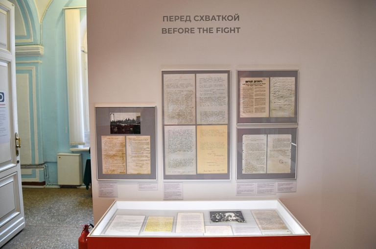 Экспонаты одного из разделов выставки Польско-советская война 1919-1921 гг. Рижский мирный договор в Выставочном зале федеральных архивов в Москве Экспонаты одного из разделов выставки Польско-советская война 1919-1921 гг. Рижский мирный договор в Выставочном зале федеральных архивов в Москве