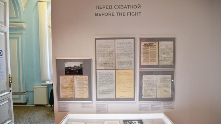 Экспонаты одного из разделов выставки Польско-советская война 1919-1921 гг. Рижский мирный договор в Выставочном зале федеральных архивов в Москве Экспонаты одного из разделов выставки Польско-советская война 1919-1921 гг. Рижский мирный договор в Выставочном зале федеральных архивов в Москве