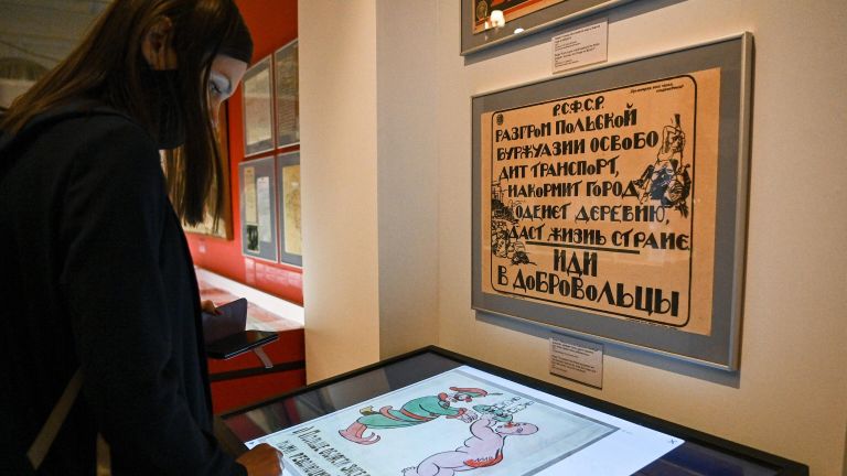 Посетитель на выставке Польско-советская война 1919-1921 гг. Рижский мирный договор в Выставочном зале федеральных архивов в Москве Посетитель на выставке Польско-советская война 1919-1921 гг. Рижский мирный договор в Выставочном зале федеральных архивов в Москве