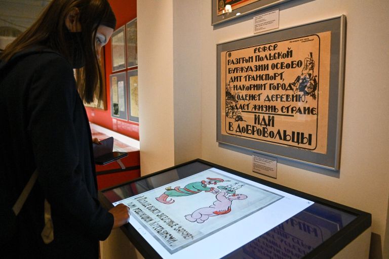 Посетитель на выставке Польско-советская война 1919-1921 гг. Рижский мирный договор в Выставочном зале федеральных архивов в Москве Посетитель на выставке Польско-советская война 1919-1921 гг. Рижский мирный договор в Выставочном зале федеральных архивов в Москве