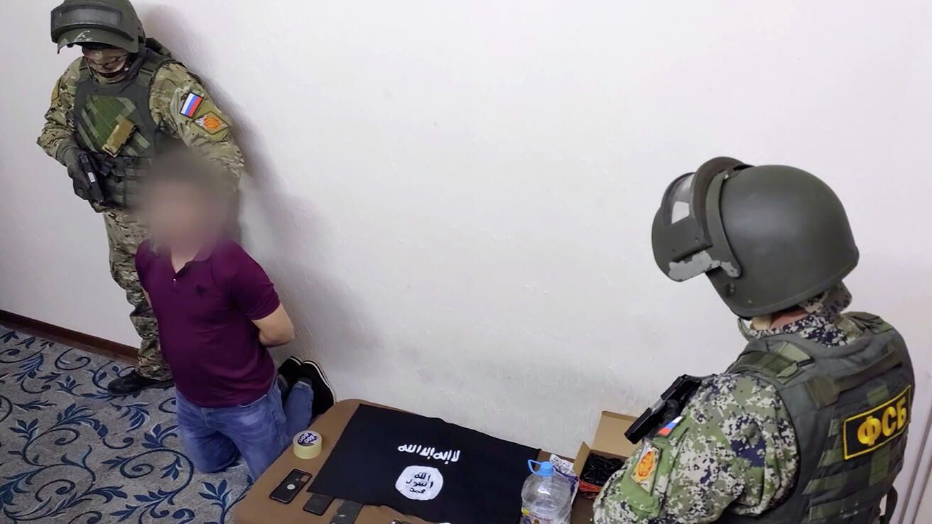 Операция по задержанию подозреваемого в подготовке теракта в Майкопе. Кадр видео Операция по задержанию подозреваемого в подготовке теракта в Майкопе. Кадр видео - РИА Новости, 1920, 17.03.2021