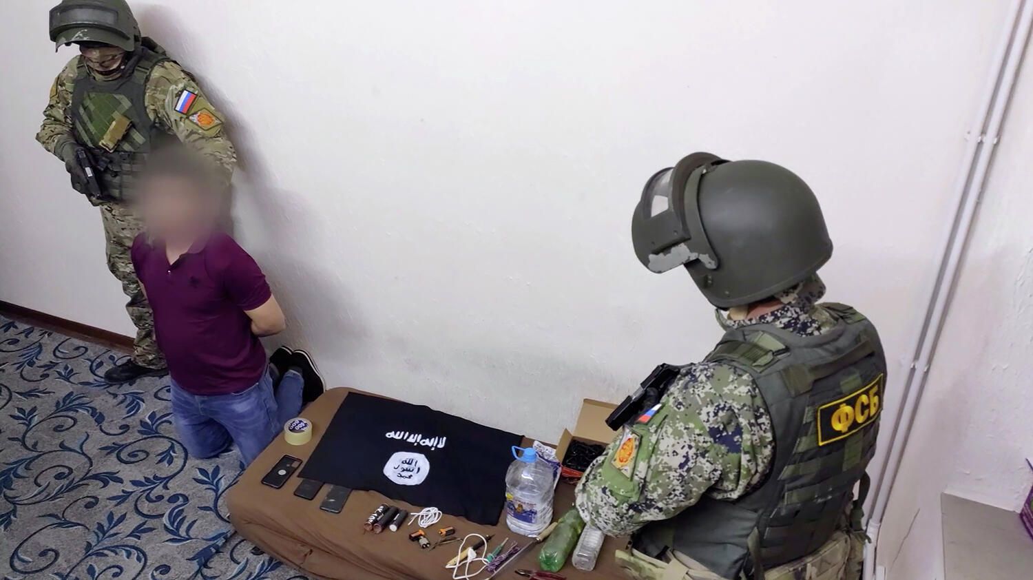Операция по задержанию подозреваемого в подготовке теракта в Майкопе. Кадр видео Операция по задержанию подозреваемого в подготовке теракта в Майкопе. Кадр видео - РИА Новости, 1920, 17.03.2021
