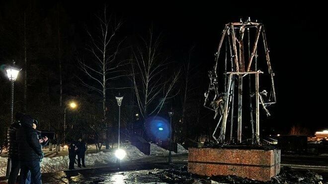 Сгоревший памятник Воину-освободителю в Заинске, Татарстан Сгоревший памятник Воину-освободителю в Заинске, Татарстан - РИА Новости, 1920, 17.03.2021