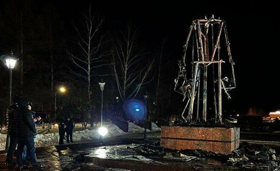 Сгоревший памятник Воину-освободителю в Заинске, Татарстан Сгоревший памятник Воину-освободителю в Заинске, Татарстан