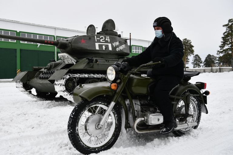 Танк Т-34-85 и мотоцикл Урал во время подготовки исторической военной техники для участия в параде, посвященном 76-й годовщине Победы в Великой Отечественной войне, в Екатеринбурге Танк Т-34-85 и мотоцикл Урал во время подготовки исторической военной техники для участия в параде, посвященном 76-й годовщине Победы в Великой Отечественной войне, в Екатеринбурге