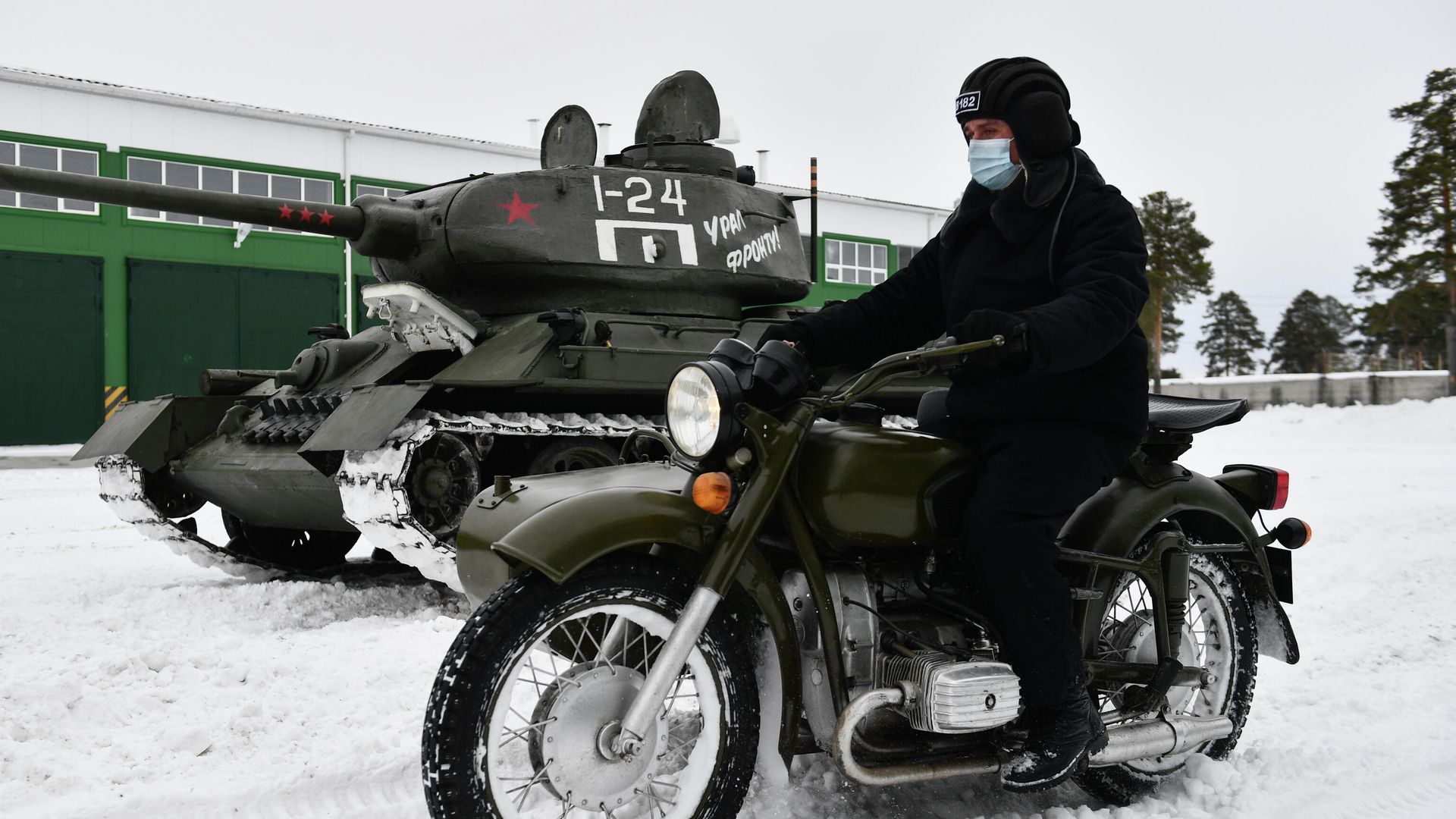 Танк Т-34-85 и мотоцикл Урал во время подготовки исторической военной техники для участия в параде, посвященном 76-й годовщине Победы в Великой Отечественной войне, в Екатеринбурге Танк Т-34-85 и мотоцикл Урал во время подготовки исторической военной техники для участия в параде, посвященном 76-й годовщине Победы в Великой Отечественной войне, в Екатеринбурге - РИА Новости, 1920, 17.03.2021