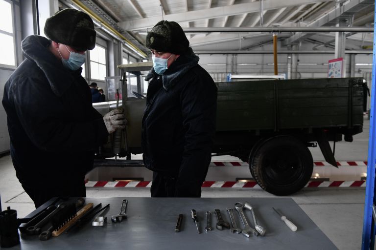 Грузовой автомобиль ГАЗ-АА Полуторка во время подготовки исторической военной техники для участия в параде, посвященном 76-й годовщине Победы в Великой Отечественной войне, в Екатеринбурге Грузовой автомобиль ГАЗ-АА Полуторка во время подготовки исторической военной техники для участия в параде, посвященном 76-й годовщине Победы в Великой Отечественной войне, в Екатеринбурге