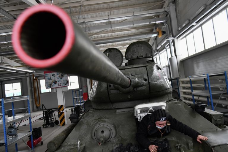 Танк Т-34-85 во время подготовки исторической военной техники для участия в параде, посвященном 76-й годовщине Победы в Великой Отечественной войне, в Екатеринбурге Танк Т-34-85 во время подготовки исторической военной техники для участия в параде, посвященном 76-й годовщине Победы в Великой Отечественной войне, в Екатеринбурге
