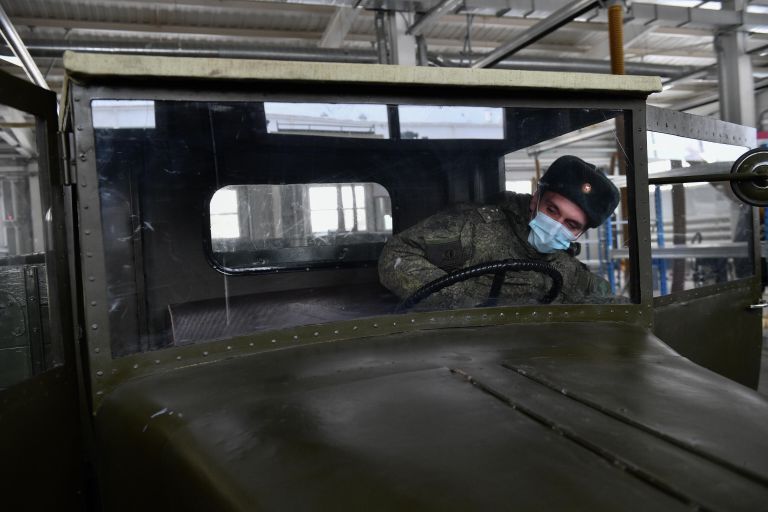 Грузовой автомобиль ГАЗ-АА Полуторка во время подготовки исторической военной техники для участия в параде, посвященном 76-й годовщине Победы в Великой Отечественной войне, в Екатеринбурге Грузовой автомобиль ГАЗ-АА Полуторка во время подготовки исторической военной техники для участия в параде, посвященном 76-й годовщине Победы в Великой Отечественной войне, в Екатеринбурге