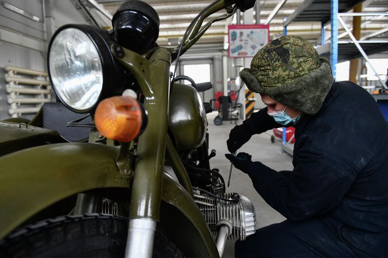 Мотоцикл Урал во время подготовки исторической военной техники для участия в параде, посвященном 76-й годовщине Победы в Великой Отечественной войне, в Екатеринбурге Мотоцикл Урал во время подготовки исторической военной техники для участия в параде, посвященном 76-й годовщине Победы в Великой Отечественной войне, в Екатеринбурге