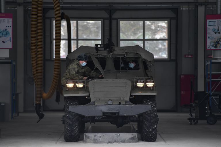Бронетранспортер БТР-152 во время подготовки исторической военной техники для участия в параде, посвященном 76-й годовщине Победы в Великой Отечественной войне, в Екатеринбурге Бронетранспортер БТР-152 во время подготовки исторической военной техники для участия в параде, посвященном 76-й годовщине Победы в Великой Отечественной войне, в Екатеринбурге