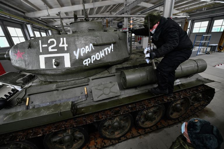 Танк Т-34-85 во время подготовки исторической военной техники для участия в параде, посвященном 76-й годовщине Победы в Великой Отечественной войне, в Екатеринбурге Танк Т-34-85 во время подготовки исторической военной техники для участия в параде, посвященном 76-й годовщине Победы в Великой Отечественной войне, в Екатеринбурге