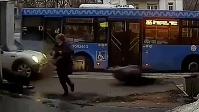 Машина въехала в высаживающий пассажиров автобус в Москве. Кадры ДТП Машина въехала в высаживающий пассажиров автобус в Москве. Кадры ДТП - РИА Новости, 1920, 17.03.2021