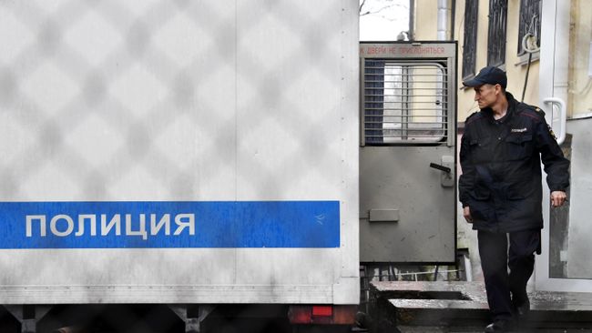 Полицейский автозак у Киевского районного суда Симферополя Полицейский автозак у Киевского районного суда Симферополя