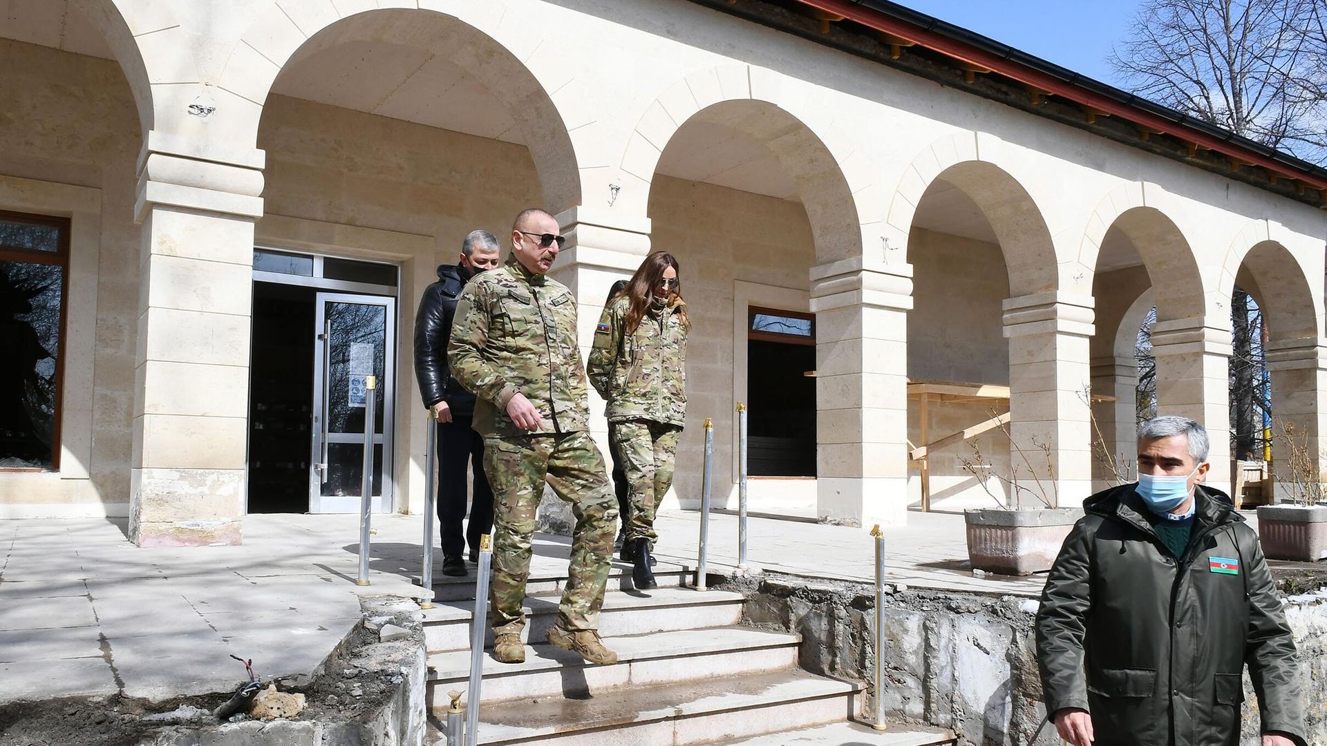 Президент Азербайджана Ильхам Алиев и его супруга Мехрибан во время посещения города Шуша Президент Азербайджана Ильхам Алиев и его супруга Мехрибан во время посещения города Шуша - РИА Новости, 1920, 27.04.2021