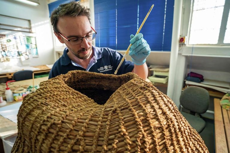 Корзина возрастом 10500 лет, относящаяся к периоду неолита, которая была обнаружена в Иудейской пустыне в лаборатории IAA's Dead Sea в Иерусалиме Корзина возрастом 10500 лет, относящаяся к периоду неолита, которая была обнаружена в Иудейской пустыне в лаборатории IAA's Dead Sea в Иерусалиме