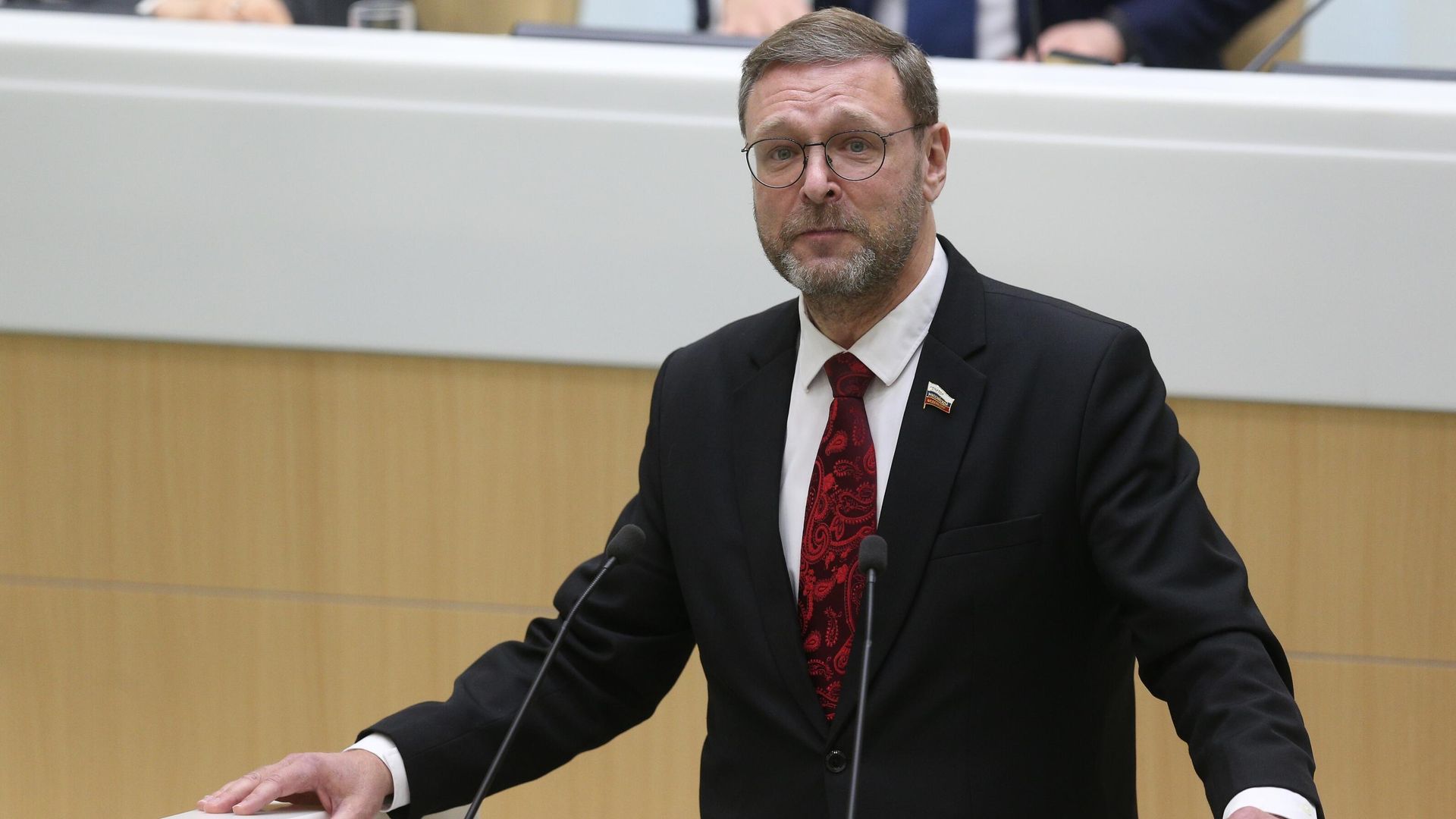 Председатель комитета Совета Федерации РФ по международным делам Константин Косачев выступает на заседании Совета Федерации РФ Председатель комитета Совета Федерации РФ по международным делам Константин Косачев выступает на заседании Совета Федерации РФ - РИА Новости, 1920, 07.01.2022