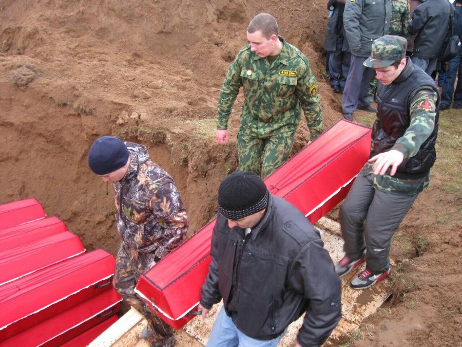 Захоронение на мемориале в Мясном Бору Захоронение на мемориале в Мясном Бору