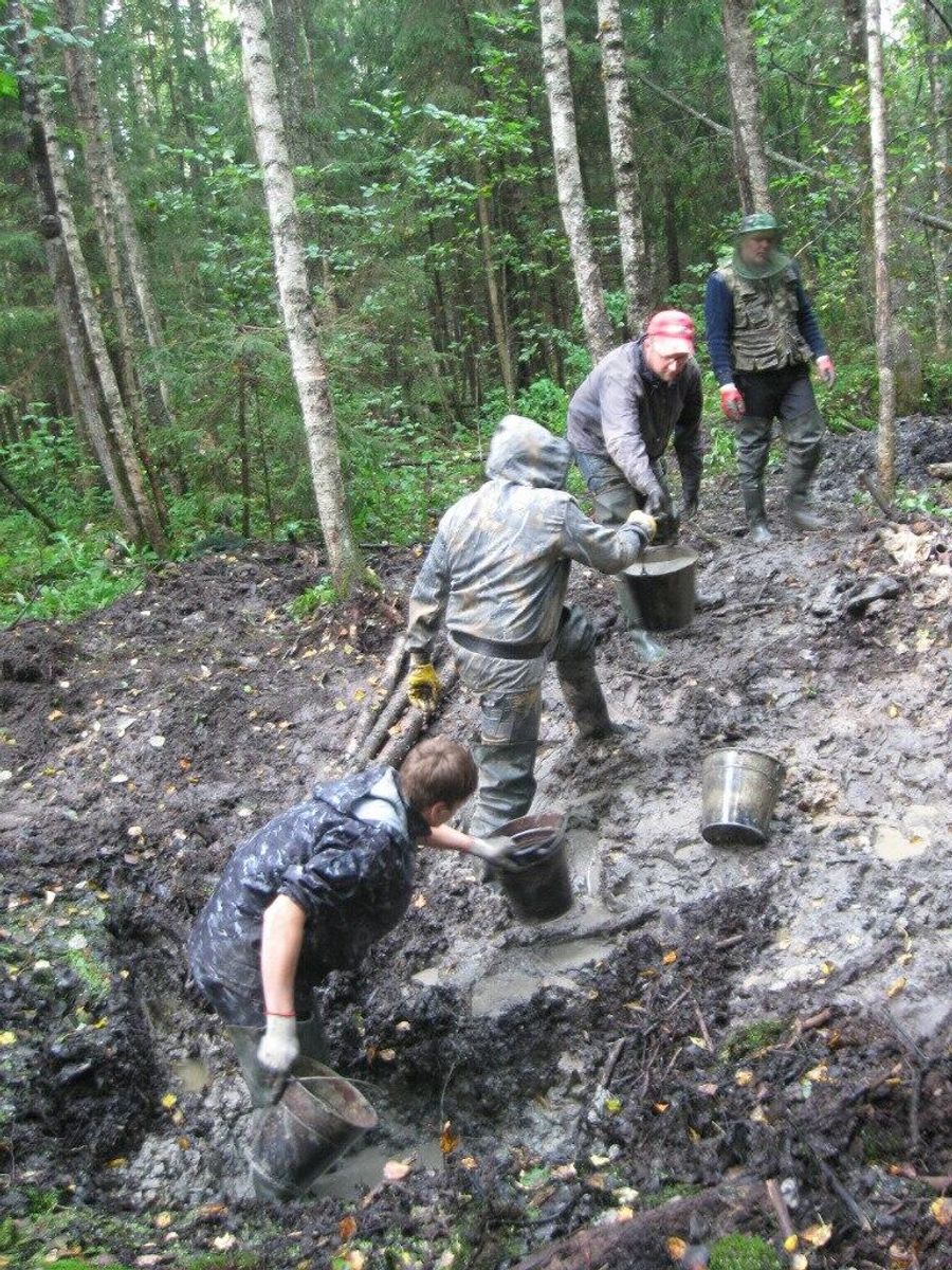 Воду из воронки приходится откачивать вручную Воду из воронки приходится откачивать вручную
