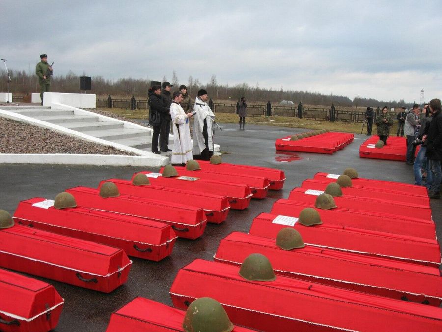 Процесс захоронения на мемориале в Мясном Бору Процесс захоронения на мемориале в Мясном Бору
