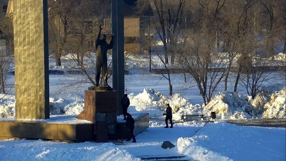 Вандалы разбивают постамент памятника первому космонавту Юрию Гагарину в центре Оренбурга. Кадр видео - РИА Новости, 1920, 18.03.2021