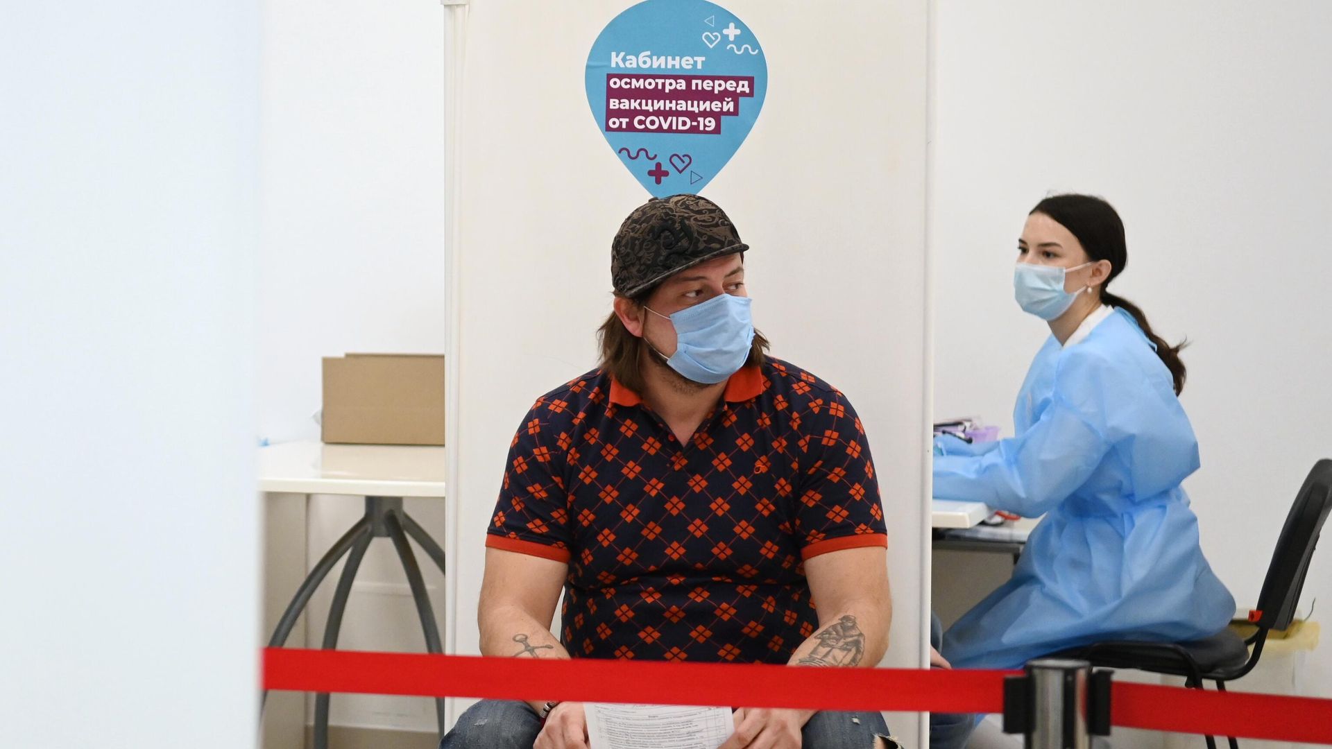 Мужчина перед вакцинацией от COVID-19 в мобильном пункте вакцинации в торговом центре Кунцево Плаза в Москве Мужчина перед вакцинацией от COVID-19 в мобильном пункте вакцинации в торговом центре Кунцево Плаза в Москве - РИА Новости, 1920, 04.06.2021