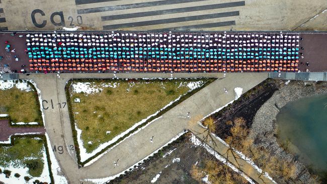 Участники флешмоба Крым наш, железно! в честь 7-й годовщины воссоединения Крыма с Россией в Железноводске Участники флешмоба Крым наш, железно! в честь 7-й годовщины воссоединения Крыма с Россией в Железноводске