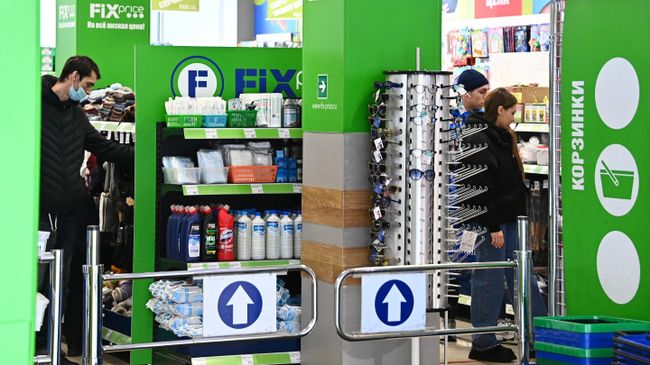 Посетители в магазине Fix Price в Москве