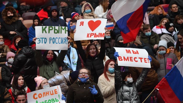Зрители на концерте в Лужниках в честь воссоединения Крыма и России Зрители на концерте в Лужниках в честь воссоединения Крыма и России