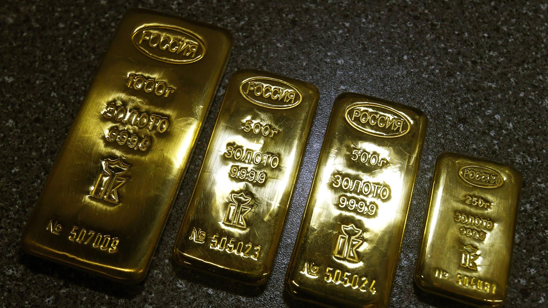 Золотые слитки высшей пробы 99,99 процентов - РИА Новости, 1920, 26.01.2026