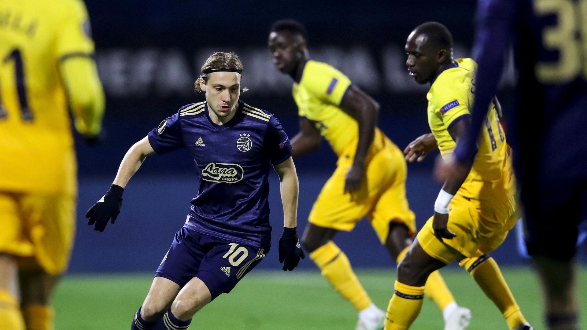 Dinamo Zagreb's Croatian midfielder Lovro Majer (L) runs with the ball during the UEFA Europa League round of 16 first leg football match between Dinamo Zagreb and Tottenham Hotspur at the Maksimir Stadium in Zagreb, on March 18, 2021. (Photo by Damir SENCAR / AFP) Dinamo Zagreb's Croatian midfielder Lovro Majer (L) runs with the ball during the UEFA Europa League round of 16 first leg football match between Dinamo Zagreb and Tottenham Hotspur at the Maksimir Stadium in Zagreb, on March 18, 2021. (Photo by Damir SENCAR / AFP) - РИА Новости, 1920, 18.03.2021