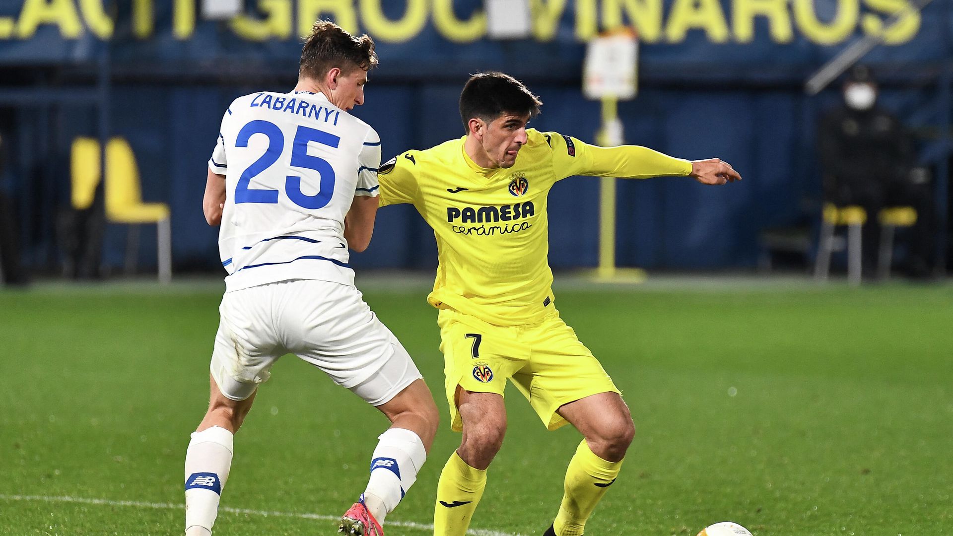 Dynamo Kiev's Ukrainian defender Illia Zabarnyi (L) vies with Villarreal's Spanish forward Gerard Moreno during the UEFA Europa League round of 16 second leg football match between Villarreal CF and Dynamo Kiev at La Ceramica stadium in Vila-real match on March 18, 2021. (Photo by JOSE JORDAN / AFP) Dynamo Kiev's Ukrainian defender Illia Zabarnyi (L) vies with Villarreal's Spanish forward Gerard Moreno during the UEFA Europa League round of 16 second leg football match between Villarreal CF and Dynamo Kiev at La Ceramica stadium in Vila-real match on March 18, 2021. (Photo by JOSE JORDAN / AFP) - РИА Новости, 1920, 19.03.2021