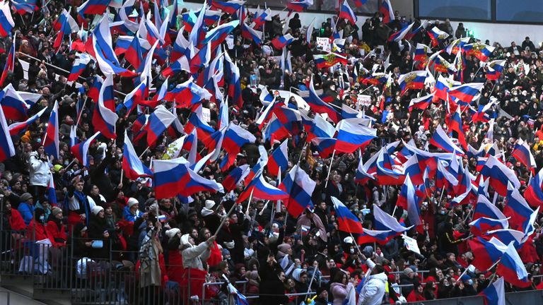 Зрители на концерте в Лужниках в честь воссоединения Крыма и России Зрители на концерте в Лужниках в честь воссоединения Крыма и России